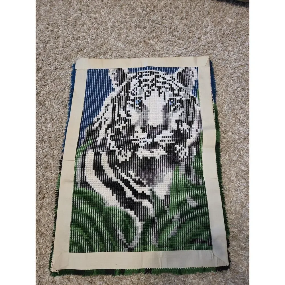 Vintage 70s‎ cross Stitch Like Hook Latch Shag Wall Hanging Tapestry White Tiger